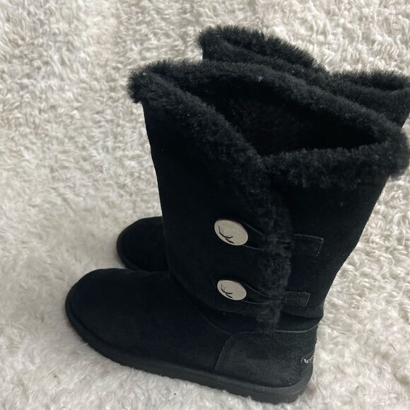 Koolaburra By UGG  Kinslei Black suede mid calf boots  buttons accents size 8 - Picture 2 of 12